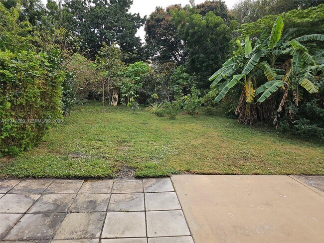 Building Photo - 1100 NE 115th St