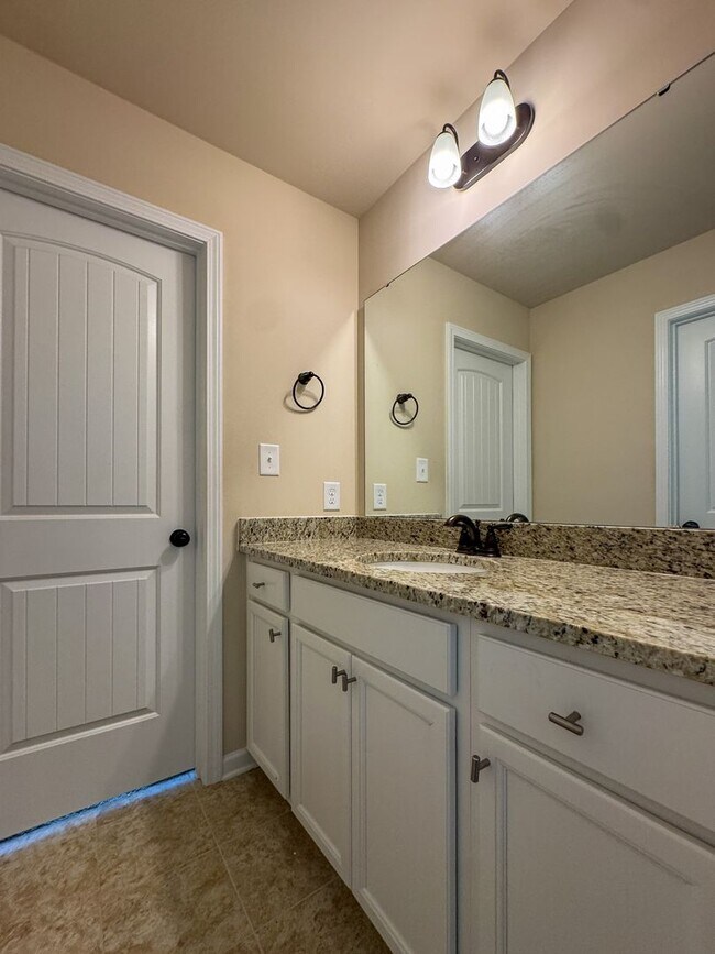 Building Photo - Stunning 5 Bed 4.5 Bath Fayetteville Home with Fenced Yard