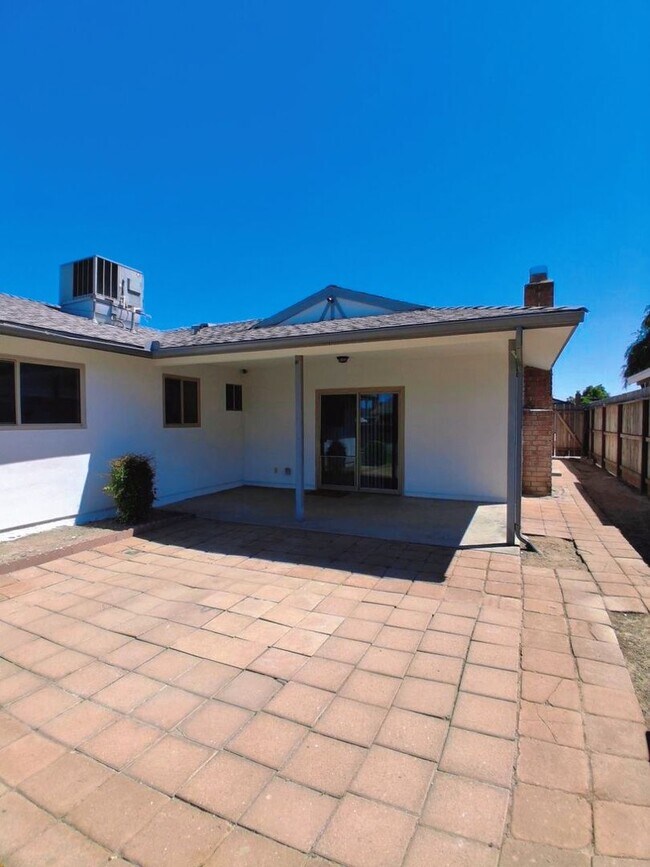 Building Photo - Updated Single-Story 3BR Home with Spacious Living Areas & Convenient Location!