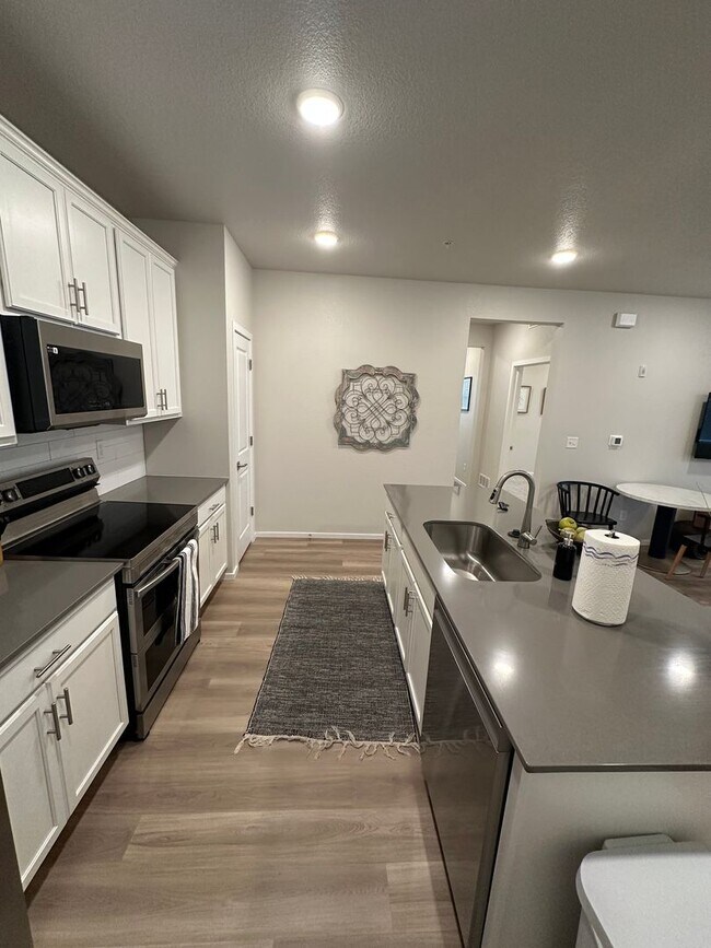 Building Photo - Raindance main floor condo move in ready.