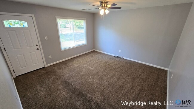 Building Photo - 3 bed 1 bath in Northbook on corner of Lor...