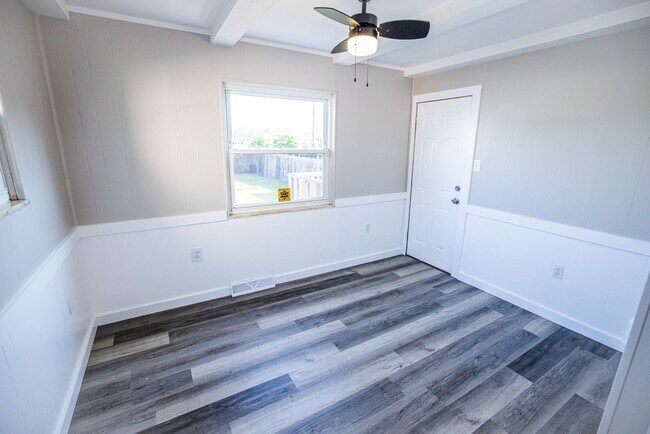 Building Photo - 306 W Crawford Ave