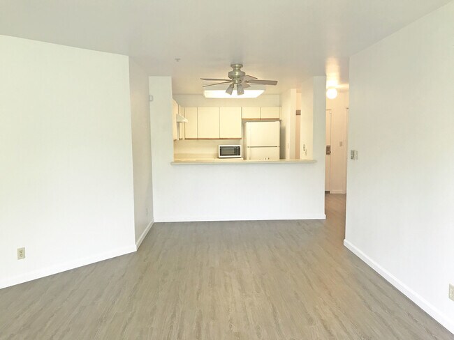 Building Photo - Spacious Adam's Point Condo Available NOW!