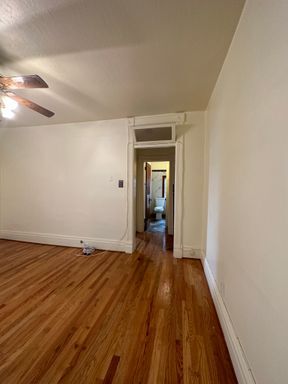 Building Photo - Charming 1-Bedroom Apartment in Desirable ...