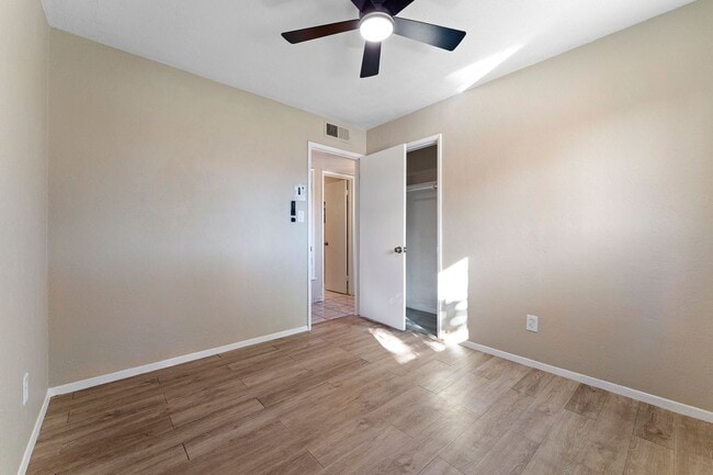 Building Photo - 2614 W Greenway Rd