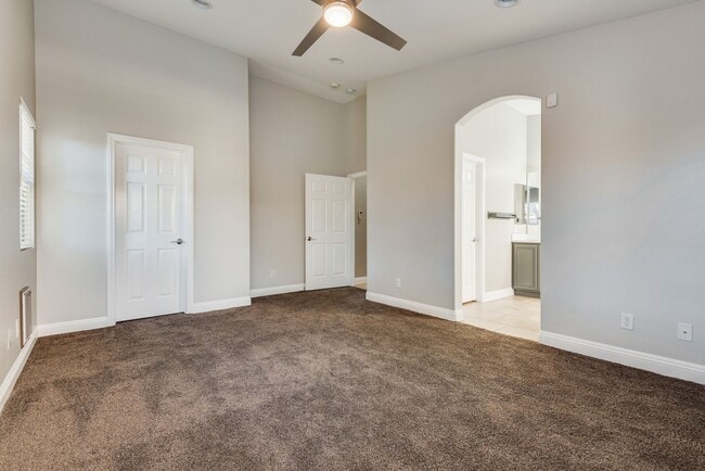 Building Photo - Single story 4 bed, 2 Bath with open floorplan