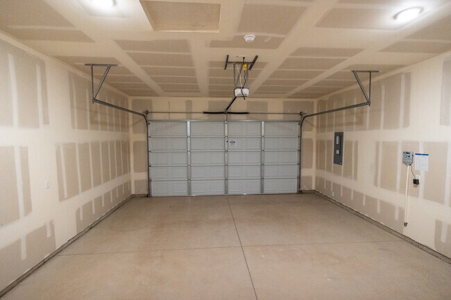 Building Photo - 5558 W Aralia Dr