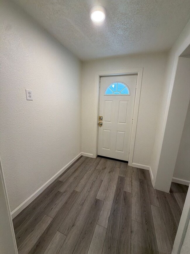 Building Photo - Freshly remodeled 3br 1ba, garage, LVP Flooring throughout.