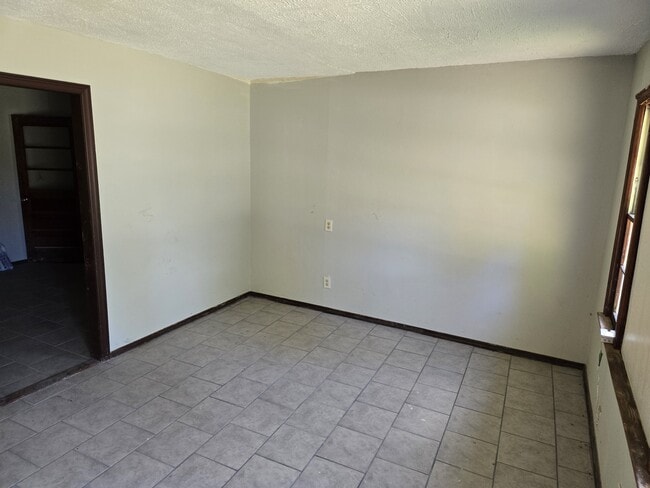 Building Photo - 402 Artmus St