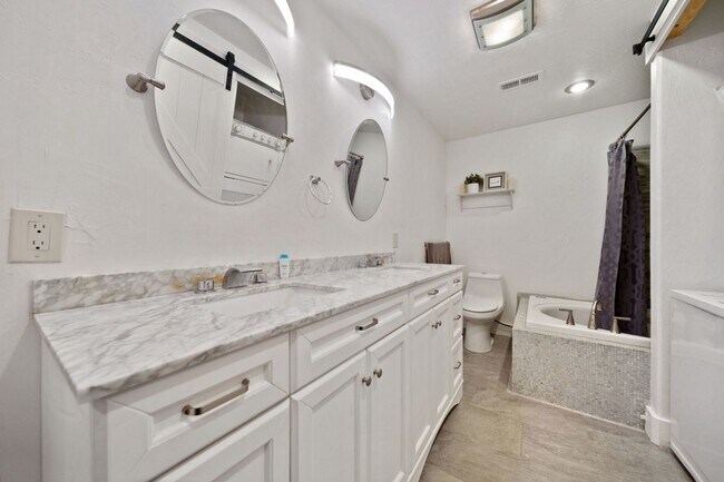 Building Photo - Flexible Lease Options! 6-Bedroom West Poi...