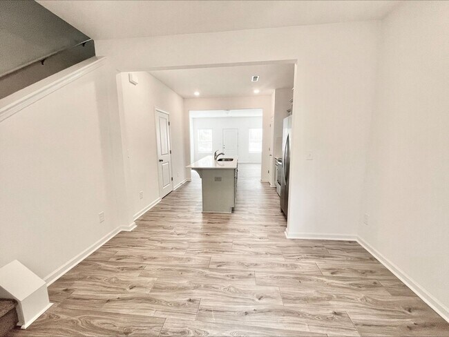 Building Photo - NOVEMBER SPECIAL - 2 Bedroom Townhome in L...