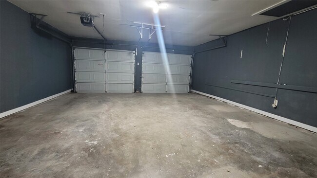 Building Photo - 801 Rosewood Dr