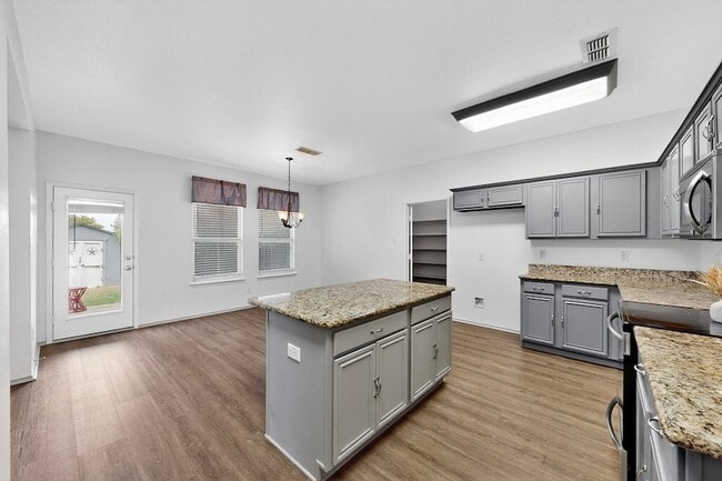 Building Photo - 415 Hidden Ridge Dr