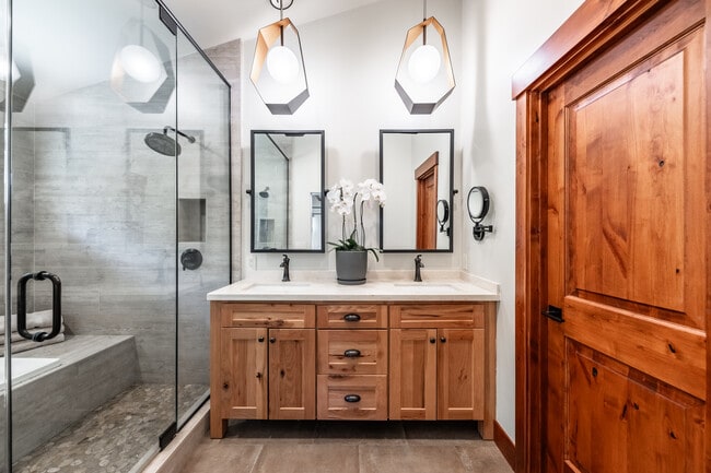 Building Photo - 198 Country Club Dr