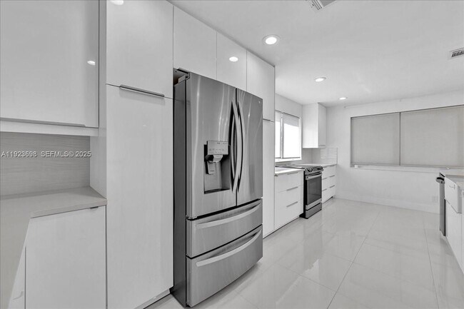 Building Photo - 348 Palm St