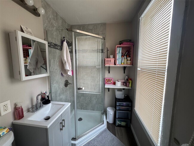 Building Photo - 44 Leroy St