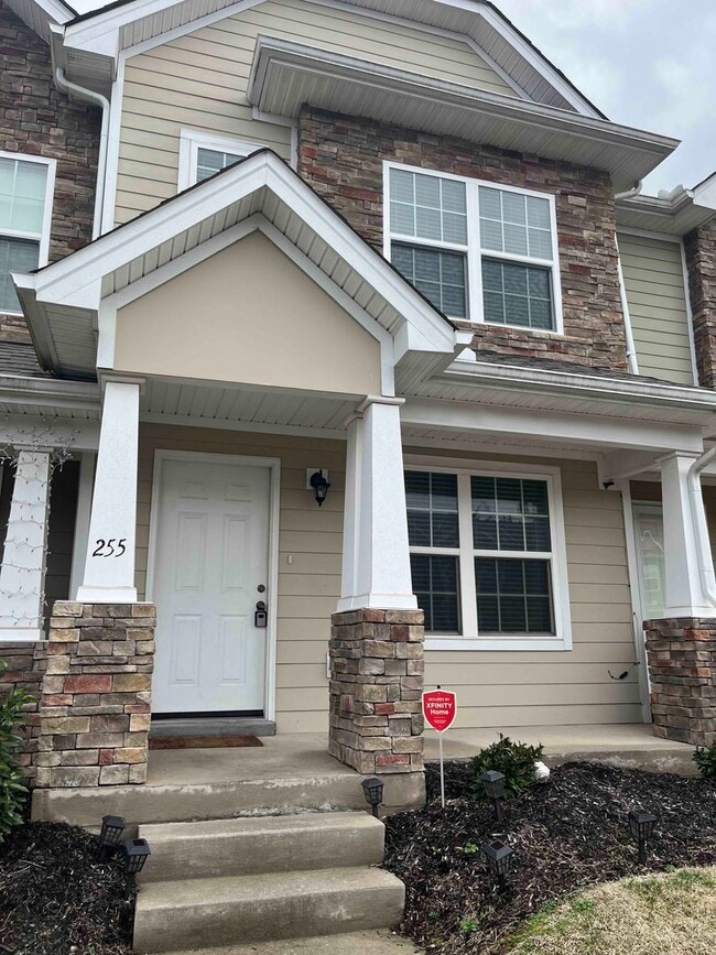 Building Photo - Spacious and well kept 2 bedroom home