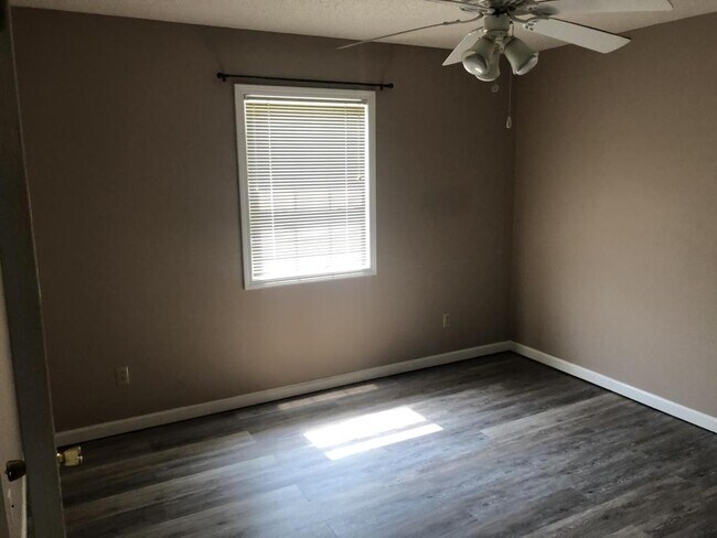 Building Photo - 1129 Miller Dr