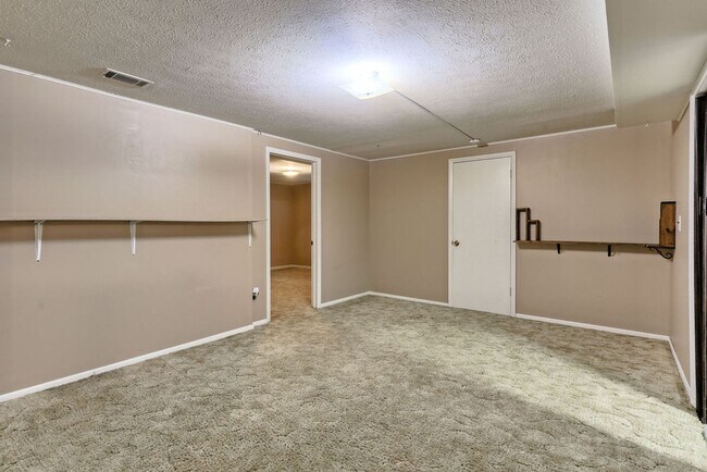 Building Photo - 2 Bedroom Ranch in Loveland with finished ...