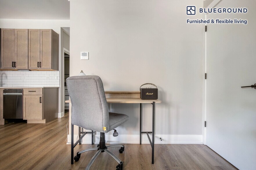 Building Photo - 5600 N Sheridan Rd