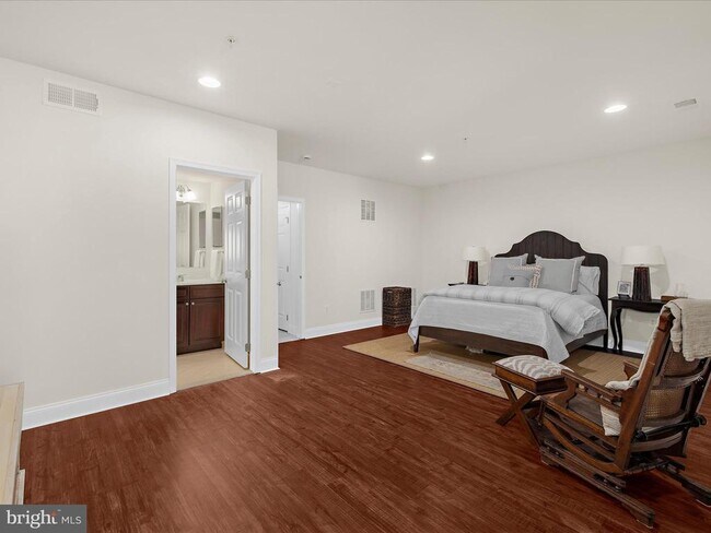 Building Photo - 8512 Pine Springs Dr