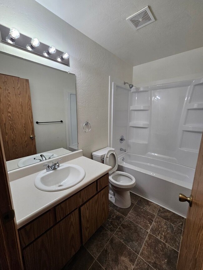 Building Photo - 592