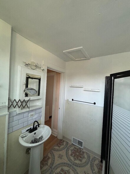 Building Photo - 520 Lawrence Ave