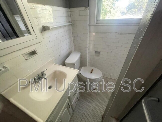 Building Photo - 181 N Fairview Ave