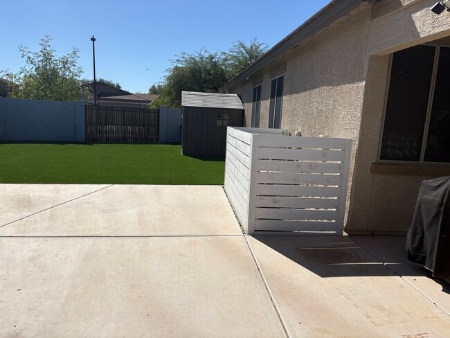 Building Photo - 1180 E Saddleback Pl