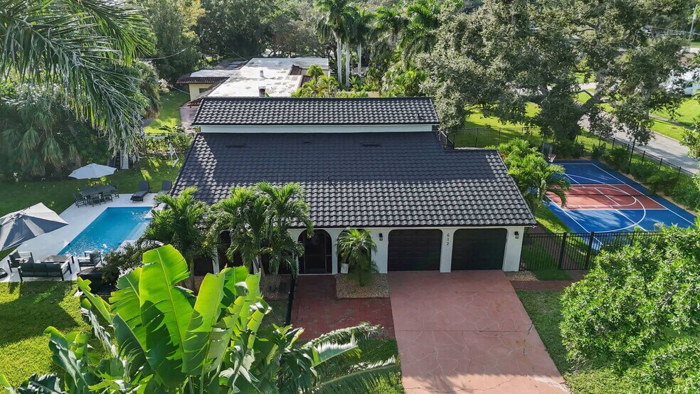 Building Photo - 612 Montezuma Dr