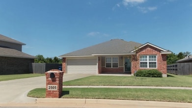 Building Photo - Yukon 4 Bed