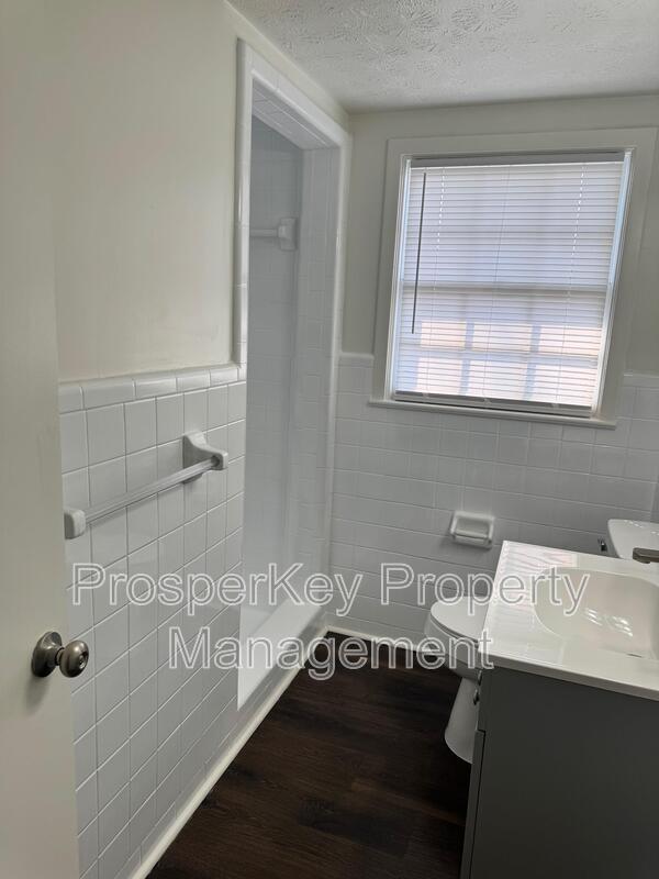 Building Photo - 419 Victoria Dr