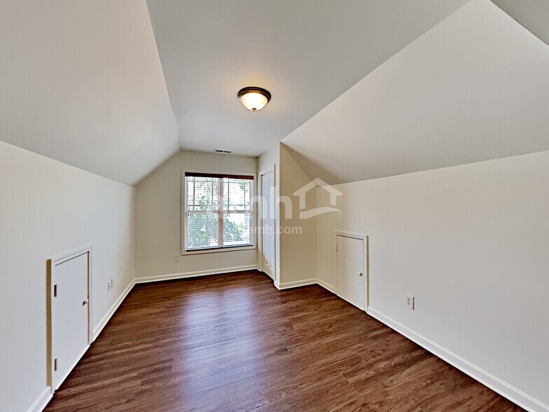 Building Photo - 1119 Bridlemine Dr