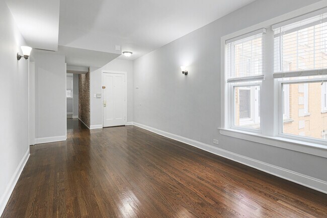 Building Photo - 1106 W Glenlake Ave