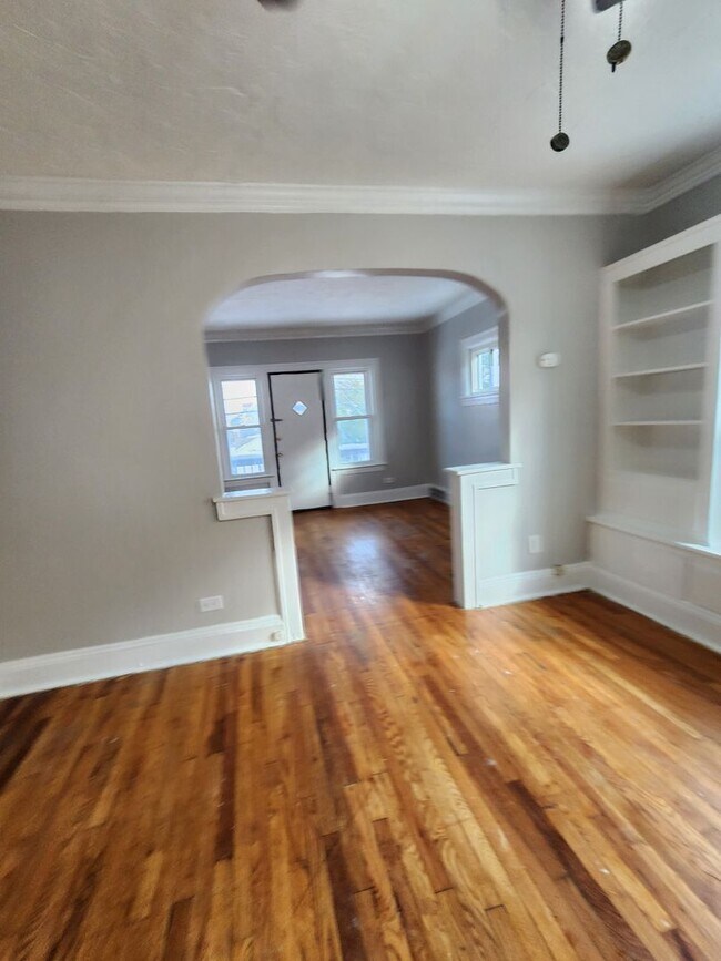 Building Photo - 120th,E.3610