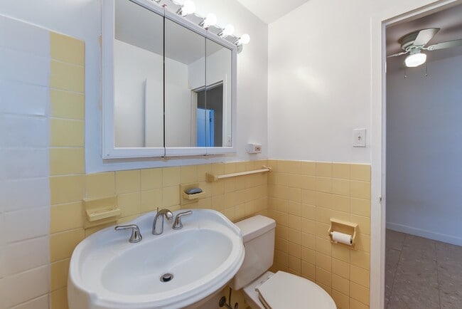 Building Photo - Spacious & Bright Junior One Bedroom at River Place North