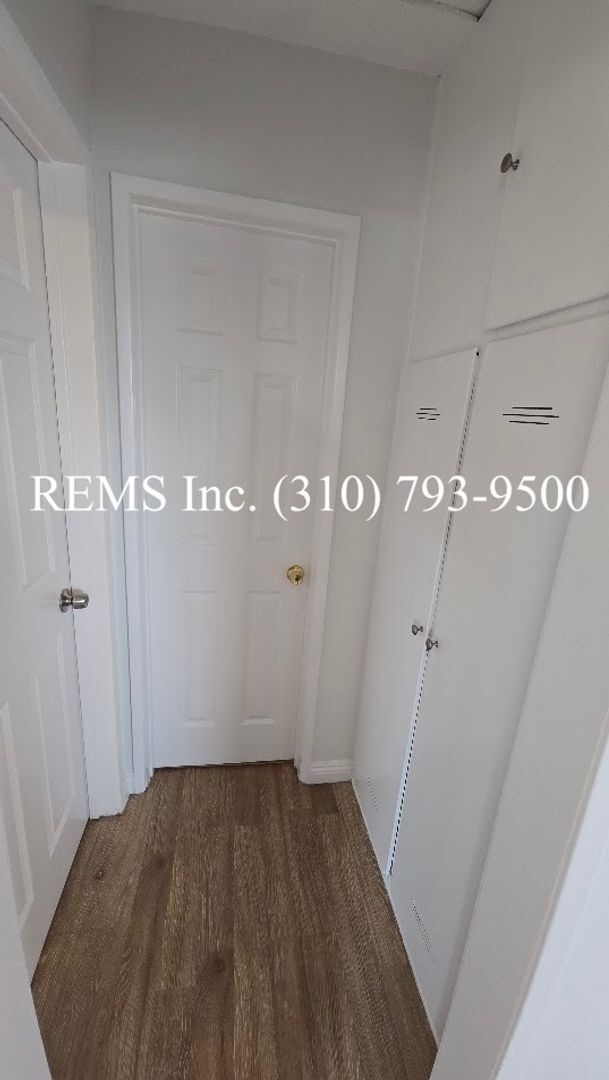 Building Photo - Detached Front House with Laundry Hookups and Garage Parking