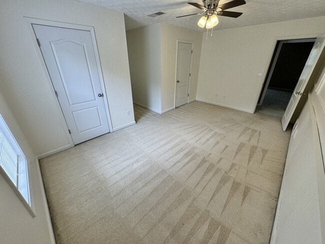 Building Photo - 362 River Point Dr