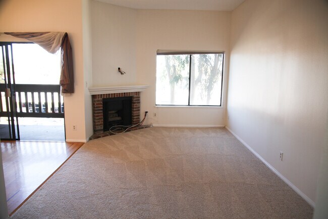 Building Photo - 10945 Hortense St