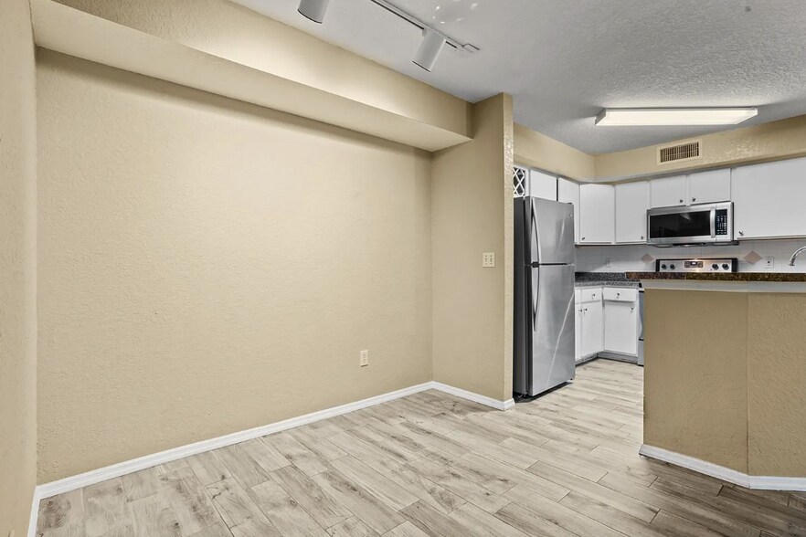 Building Photo - 826 Camargo Way