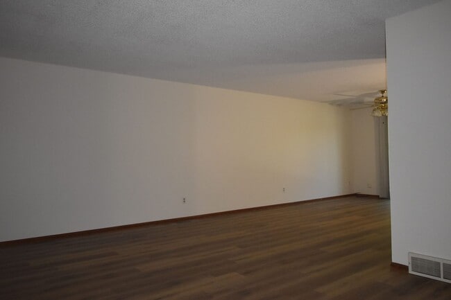 Building Photo - GREAT 3 BEDROOM/2 BATHROOM TOWNHOME WITH NEW PAINT & FLOORING. AVAILABLE 5/23.