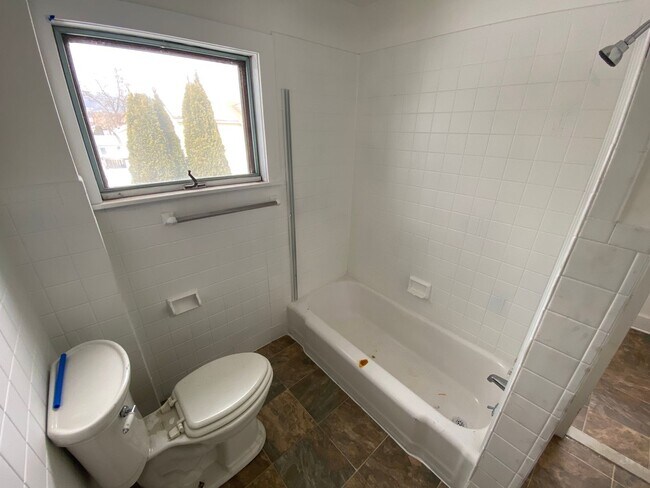 Building Photo - 3 Bedroom house available now!