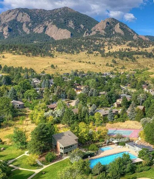 Building Photo - 82 Benthaven Pl