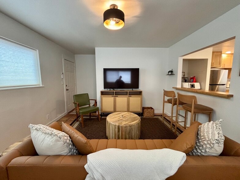 Building Photo - 337 D St