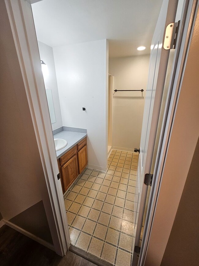 Building Photo - 599 Page Ct