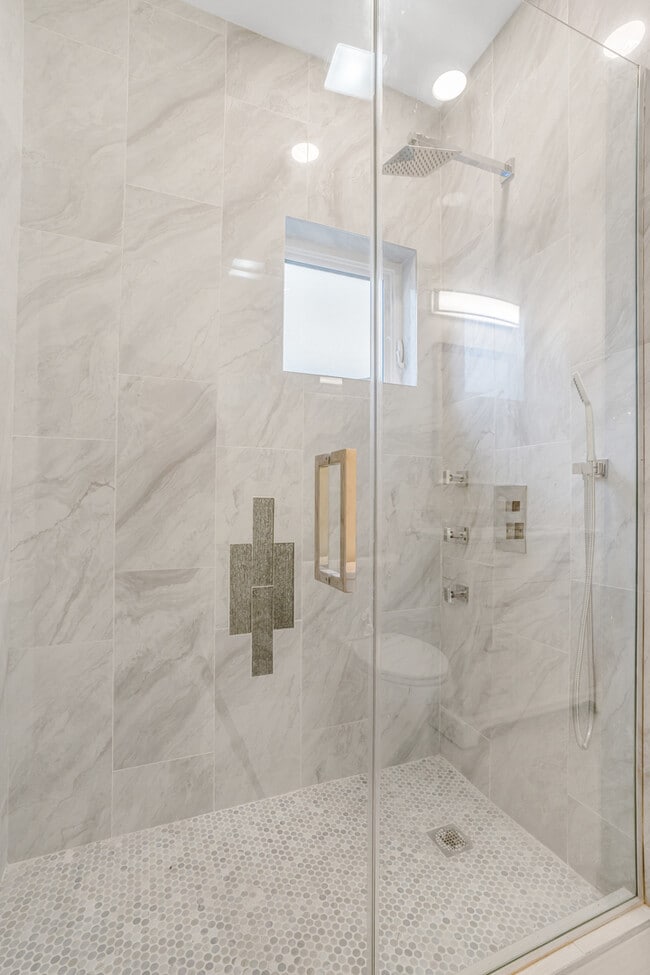 Building Photo - 4019 N Tripp Ave