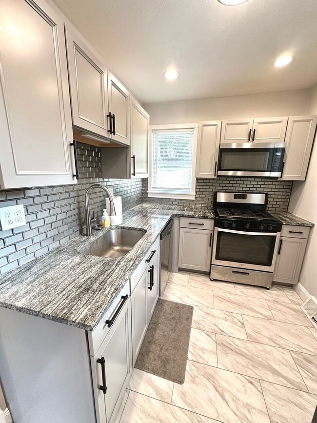 Building Photo - Updated 3 Bedroom, 1 Bath Home on a Quiet ...