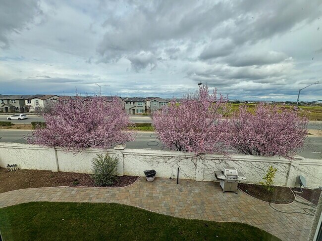 Building Photo - 50% off your first month’s rent move-in special! Spacious 4BR / 2.5BA Home in Pittsburg