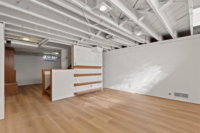 Building Photo - 4918 N Berkeley Blvd