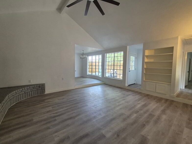 Building Photo - 10603 Hillcroft Ave